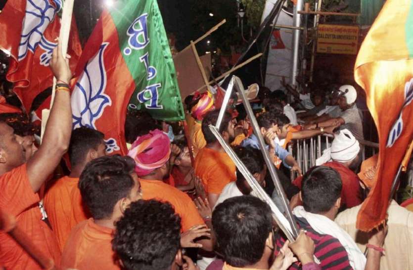 kolkata news kolkata west bengal अमित शाह की रैली में लाठी डंडे ले जाने की बात कहने वाले भाजपा नेता का ऑडियो वायरल