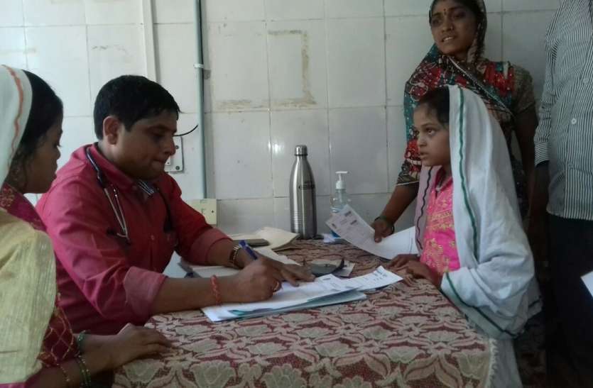 examining झिरनाढाना में ग्रामीणों को सर्दी-खांसी और ठंड लगकर आ रहा बुखार