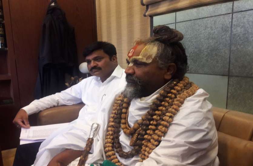 computer baba news प्रज्ञा पर गोड़से को देशभक्त और करकरे को आतंकवादी बताने पर दर्ज हो देशद्रोह का मुकदमा