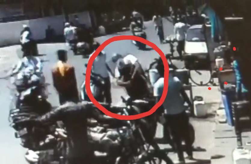 The youth beat the shop operator, raju chaat, sindhi colony, itarsi राजू चाट दुकान संचालक पर दिनदहाड़े हमला