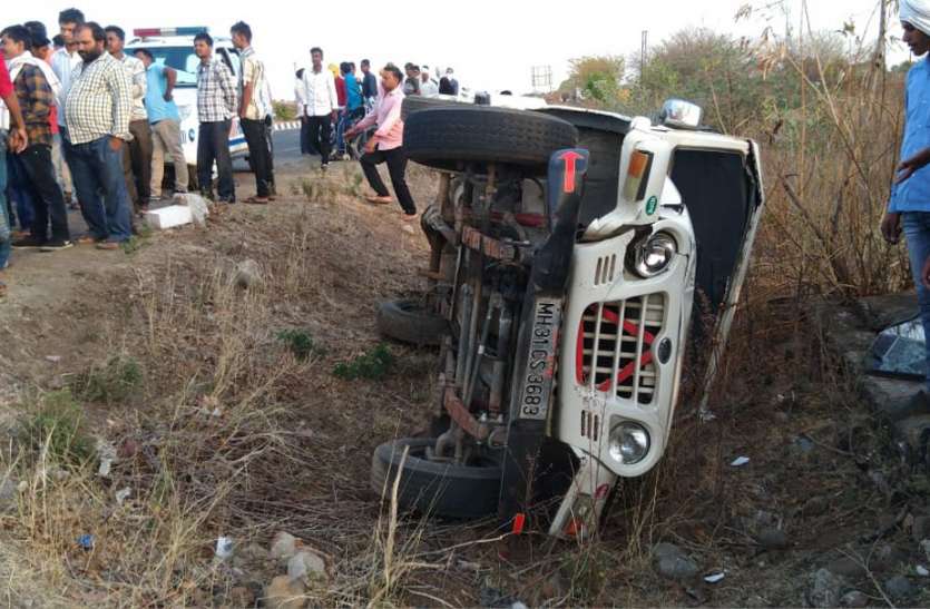 1 बाइक को टक्कर मारकर वाहन पलटा, 5 घायल