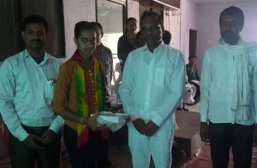 मुकाम पर पहुंचने कड़ी मेहनत कर खूब पढ़ाई करते हुए सफल होने की बात कही। बच्चों ने माता-पिता के सपनों को किया साकार