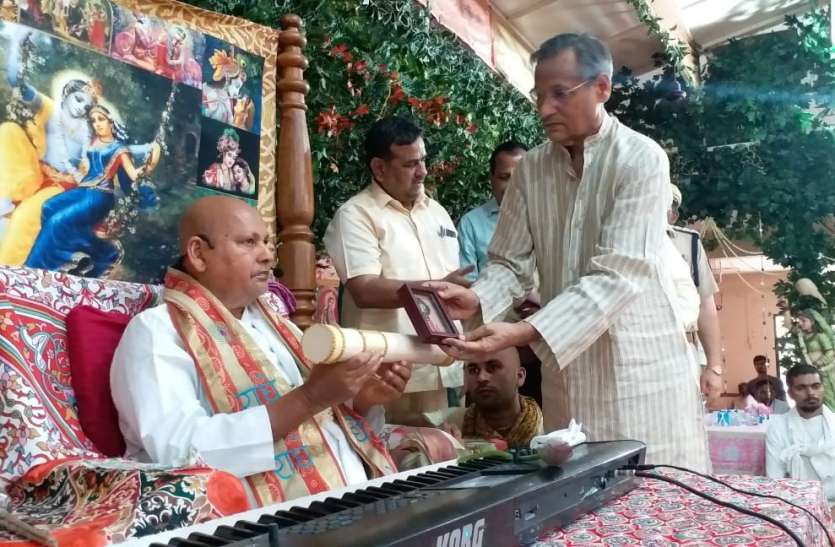ramesh baba 60 हजार गायों की सेवा कर रहे रमेश बाबा के पास खुद चलकर आया पद्मश्री सम्मान, देखें वीडियो