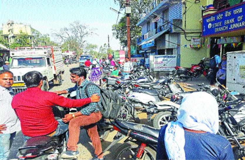 Traffic affected by entry of large vehicles बड़े वाहनों के प्रवेश से यातायात प्रभावित