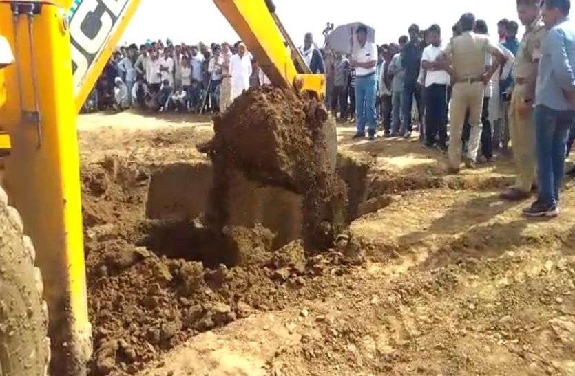 Fake News Of Gold In A Field In Alwar अलवर में खेत में सोना दबा होने की सूचना पर इकट्ठा हुए सैकड़ों लोग, सारी रात की खुदाई, सुबह पुलिस ने JCB से खुदवाया, मचा हडक़ंप