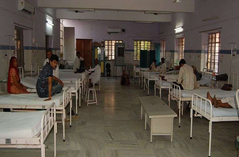 jalore#health दीवारों पर एसी का दिखावा और पंखों से गर्म हवा के थपेड़े झेल रहे मरीज