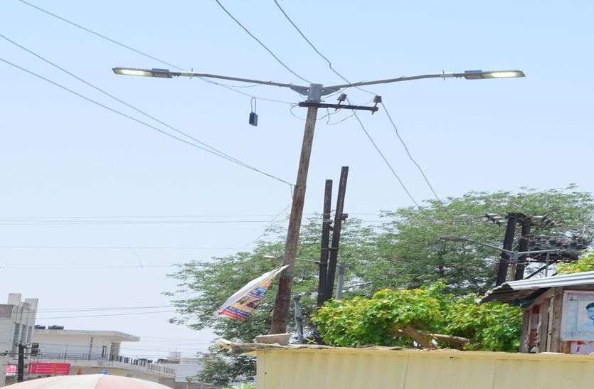 Burning Road Lights जहां दिनभर जलती रोड लाइटें