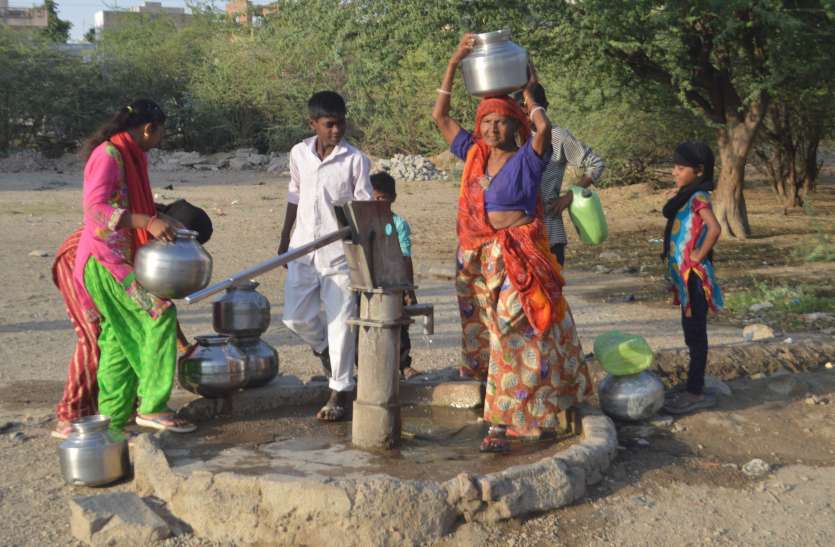 150 people with a handpump quench thirst 150 लोग एक हैंडपम्प से बुझाते है प्यास