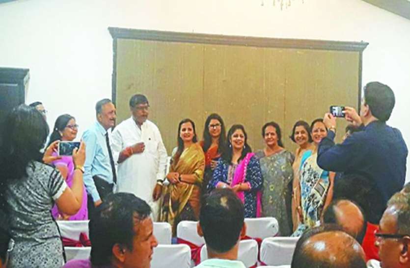 indore बैठक में प्रत्याशी को देख घबराए सरकारी डॉक्टर तो बोले चिंता मत करो अपनी सरकार है
