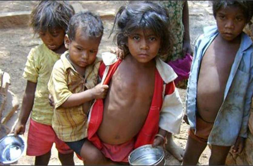 anganbadi child आंगनबाड़ी के बच्चे शाम को पेट भरने के लिए मांगते है भीख, अधिकारी बेसुध