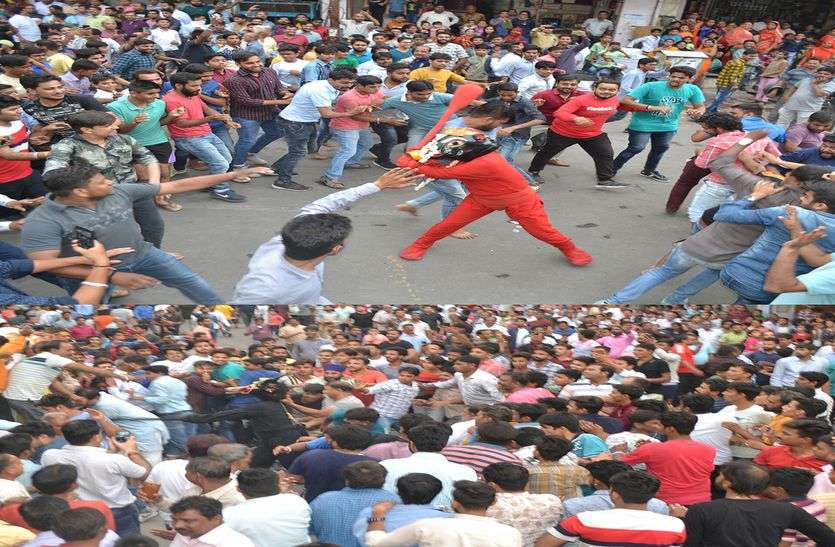 Lalya- Kalya Fair-- gives divotee satsons prasad लाल्या-काळ्या ने भक्तों को दिया सोटों का प्रसाद