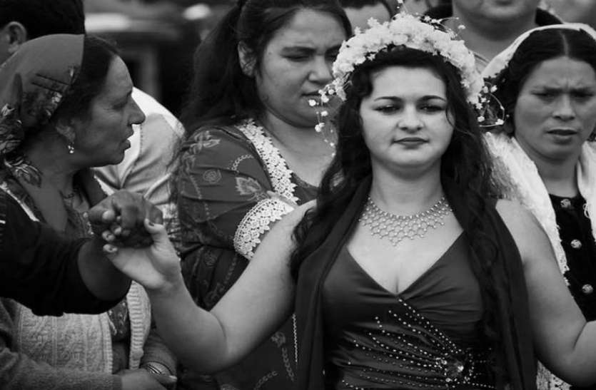 ladies परंपरा के नाम पर मां-बाप बेचते हैं बेटियां, खुलेआम लगती है मंडी