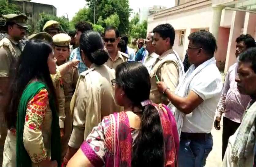 Live Pitai ट्रॉमा सेंटर में ही पत्नी ने डॉक्टर की लगाई जमकर पिटाई, देखें वीडियो