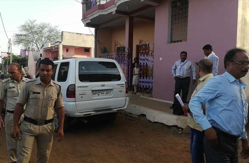 लोकायुक्त की कार्रवाई छह हजार की रिश्वत लेते पटवारी खुद के घर में हुआ ट्रैप