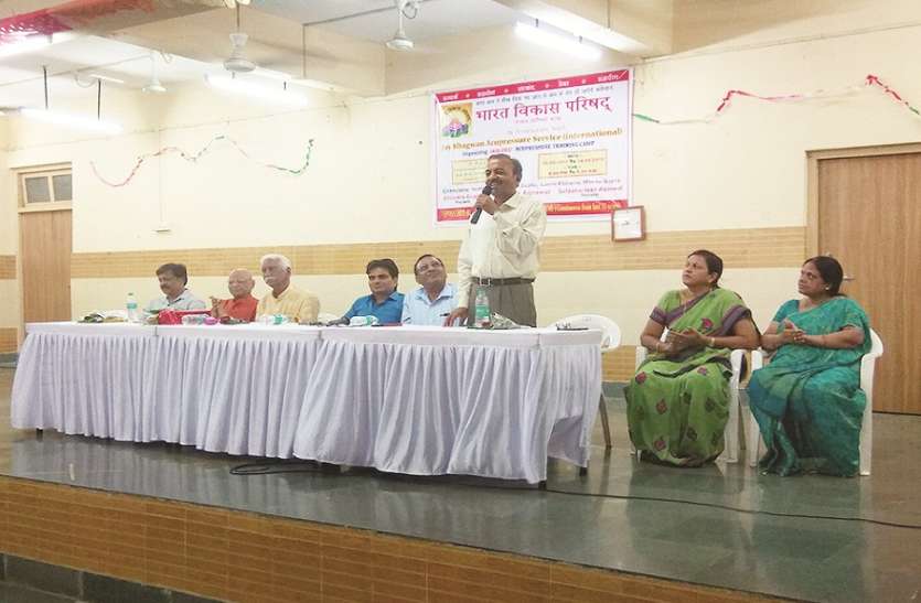 एक्यूप्रेशर ट्रेनिंग कैंप जीवन में सदा प्रसन्न रहने के लिए हमेशा मुस्कुराते रहना चाहिए