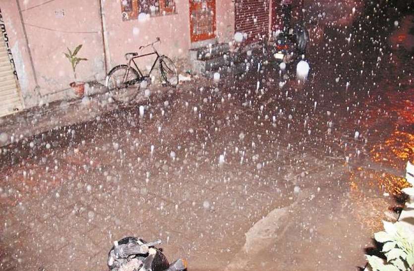 Rain and hailstrom File pic मौसम विभाग की चेतावनी- शाम तक दिल्ली-NCR समेत इन इलाकों में गिरेंगे ओले, आंधी के साथ बारिश की संभावना