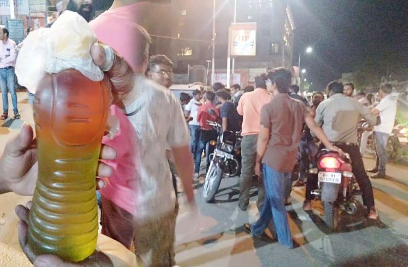 राजस्थान के सीकर जिले में पेट्रोल में पानी की मिलावट का मामला सामने आया है। इसको लेकर युवकों ने पेट्रोल पंप पर जमकर हंगामा किया। पेट्रोल डलवाने के बाद स्टार्ट नहीं हुई Bike, जब मैकेनिक से चेक करवाया तो युवक रह गया हक्का-बक्का, मचा बवाल