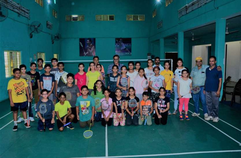 girls playing badminton पीवी संधू और साइना नेहवाल से कम नहीं हैं यहां की बेटियां