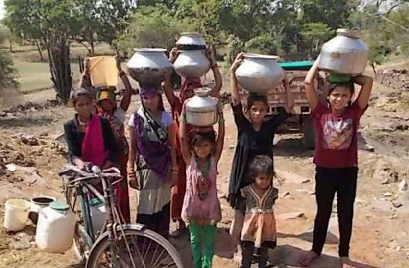 drinking water seems to be from two o'clock in the long line डेढ़ हजार हैंडपंपों ने दिया धोखा, पेयजल के लिए रात दो बजे से ही लगती है लंबी लाइन
