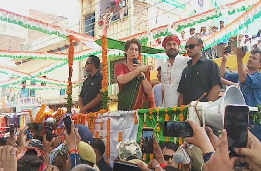up news प्रियंका गांधी का रोड शो, गाड़ी में बिठाकर बच्चों से पूछा हाल, बेटियों से भी की मुलाकात