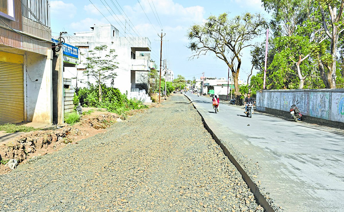Stop road construction मिनी स्मार्ट सिटी का दावा और तीन करोड़ की वजह रुक गया सडक़ निर्माण