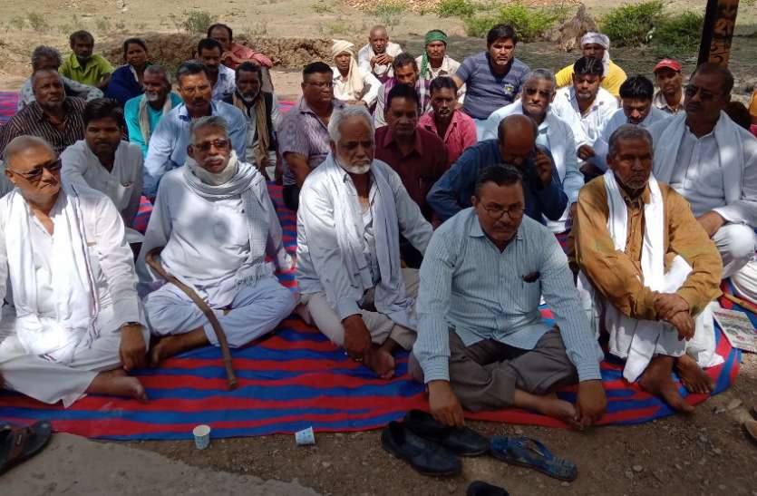 rewa इस तालाब में आखिर ऐसा क्या है कि हर कोई बचाने के लिए आ रहा आगे, कड़ी धूप में क्यों धरने पर बैठे लोग