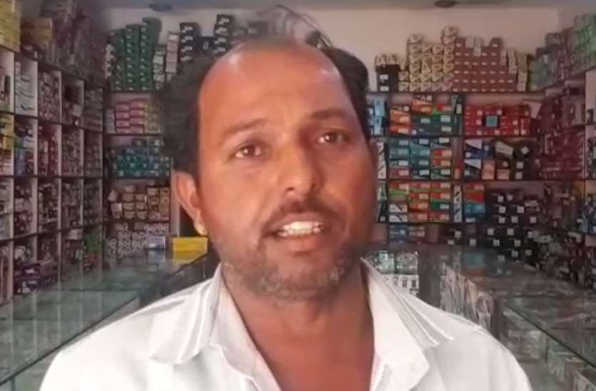 panchayat boycott man and his family in land dispute in Jodhpur नहीं माना तुगलकी फरमान, पंचों ने हाथ पकड़ सामूहिक भोज से निकाला, परिवार को दी जान से मारने की धमकी