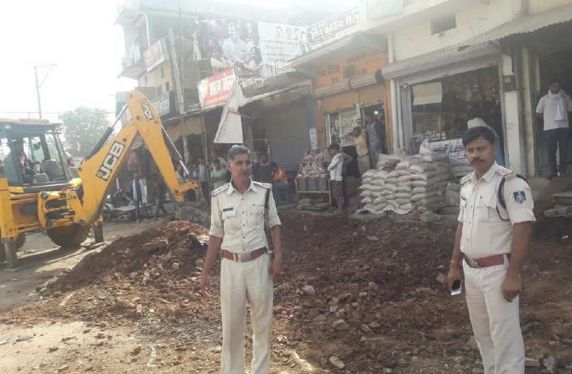 sidhi news जाम से निजात दिलाने चुरहट पुलिस ने हटाए फुटपाथी अतिक्रमण