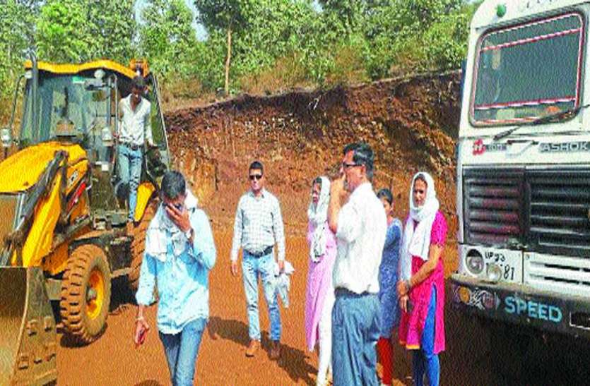 Illegal excavation बगैर अनुुमति के पहाड़ी से निकाल रहे थे मुरम