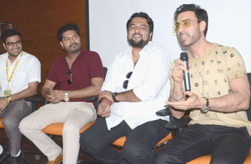 24 मई को सिनेमाघरों में प्रदर्शित होने वाली बॉलीवुड फिल्म ये है इंडिया के लेखक एवं निर्देशक सीकर निवासी लोम हर्ष रामलीला मैदान में रामलीला मंच पर रावण का अभिनय कर चुके हैं। रामलीला का रावण बना बॉलीवुड का सितारा