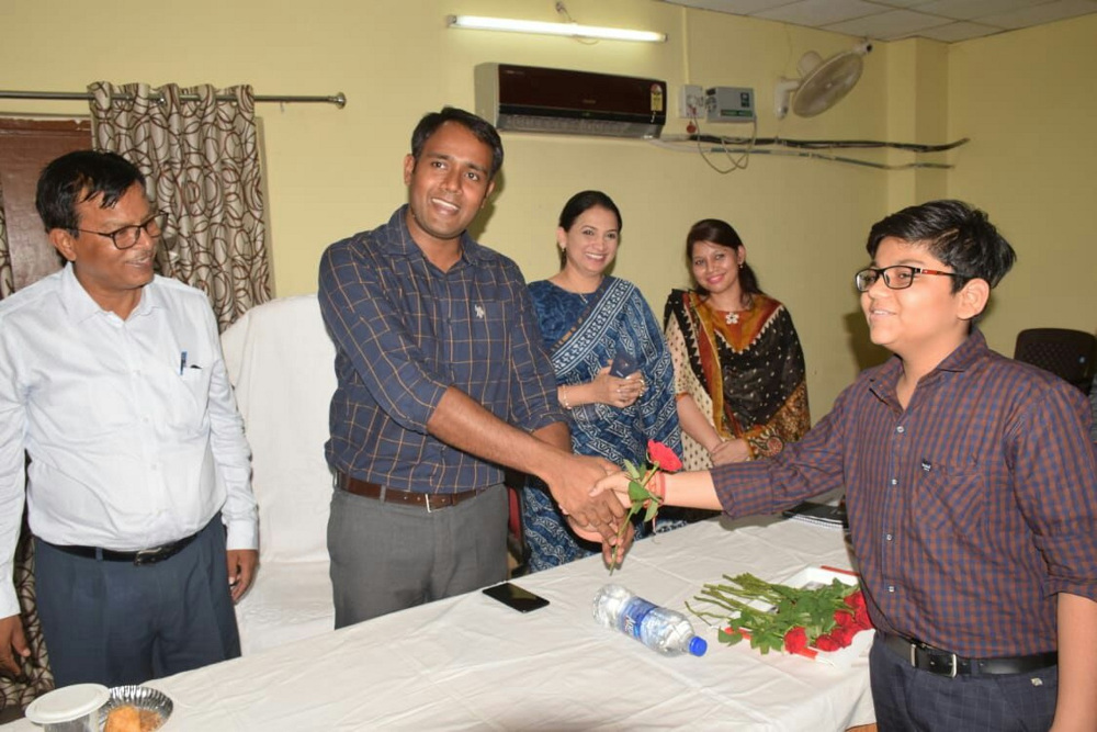 Incubator distributed roses to children बोर्ड परीक्षा में अच्छे परिणाम लाने वाले बच्चों को निगमायुक्त ने बांटे गुलाब