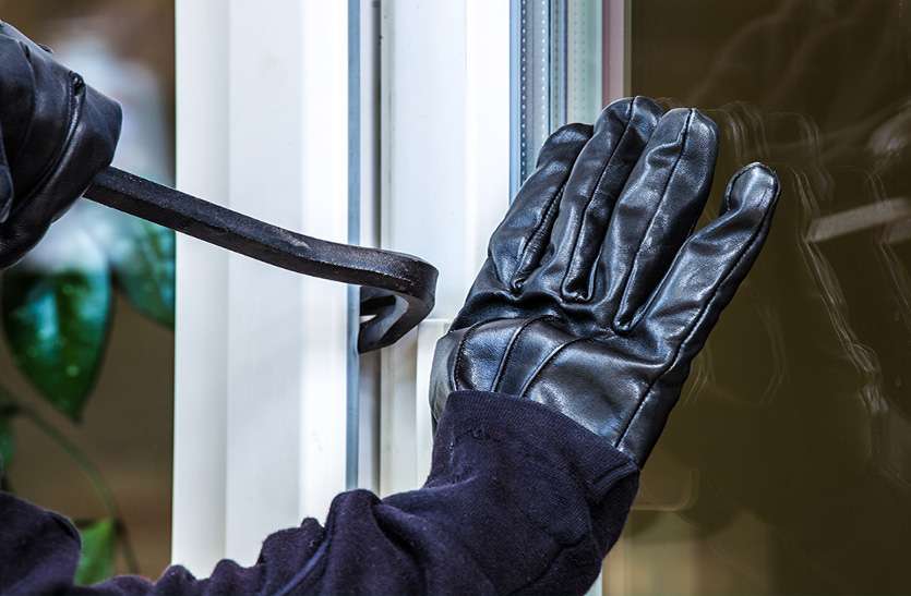 Theft नकदी नहीं मिली तो बदला प्लान, चुरा लिए लाखों रुपए के मोबाइल और अन्य सामान