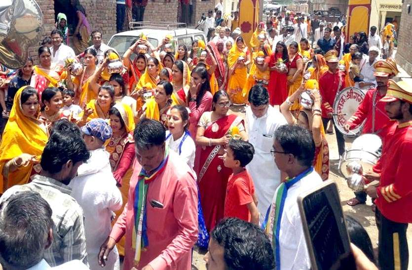 shreeji-celebrated-in-royal-style शाही अंदाज में निकली श्रीजी की शोभायात्रा, नवनिर्मित वेदी पर विराजित हुए भगवान