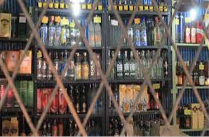 शराब की दुकान बंद करने की मांग को लेकर लोगों का प्रदर्शन शराब की दुकान बंद करने की मांग को लेकर लोगों का प्रदर्शन