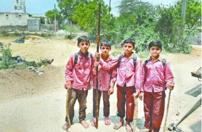 children कान्हा की नगरी में नरभक्षी कुत्तों का आतंक, हाथों में डंडे लेकर स्कूल जा रहे बच्चे
