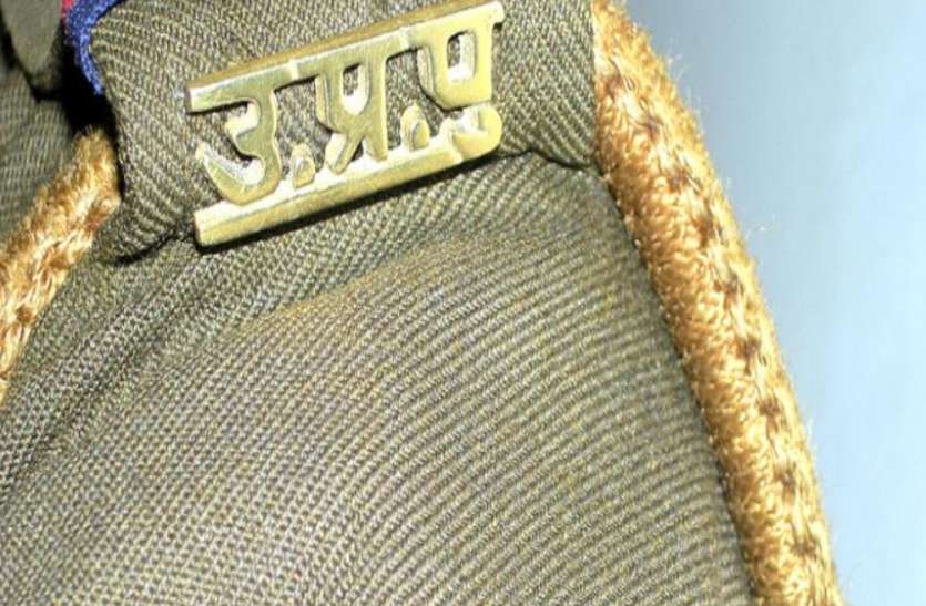 UP police पुलिस आरक्षी भर्ती 2013 मामला- अभ्यर्थियों ने मांगी इच्छामृत्यु, राष्ट्रपति को संबोधित ज्ञापन डीएम को सौंपा