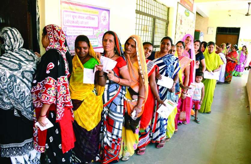 INDORE LOKSABHA ELECTION : बुजुर्गों को मतदान की लाइन से बचाने के लिए बांटे ये अपॉइंटमेंट पत्र