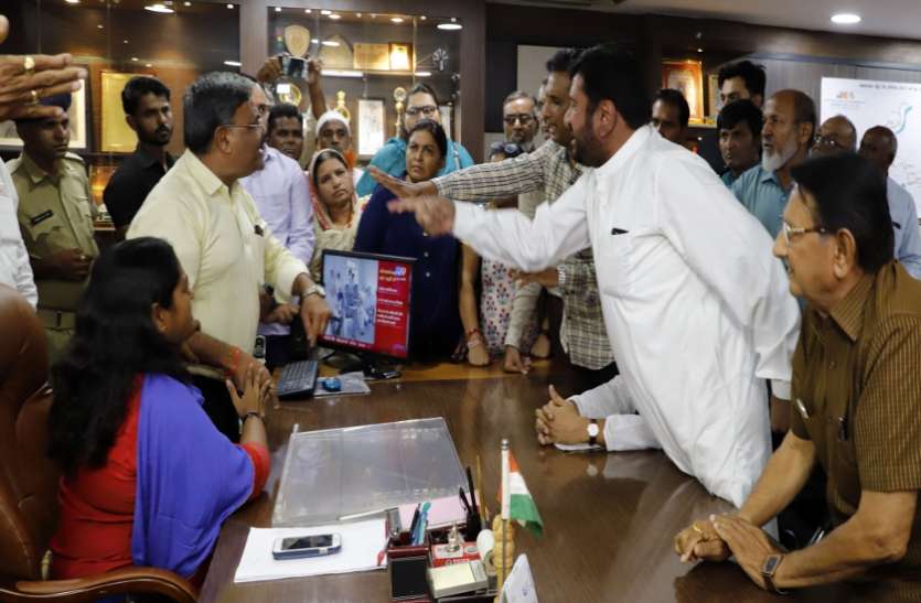 Memorandum given to mayor आईसीयू व अन्य सेवा बंद के विरोध में नारेबाजी
