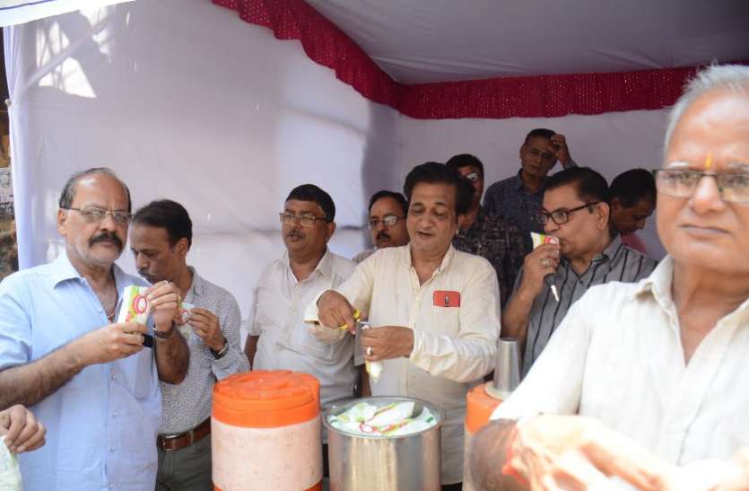 Set for public interest जनहित के लिए लगाई प्याऊ