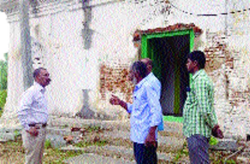 Shivaling found in a pile of waste कचरे के ढेर में मिला शिवलिंग