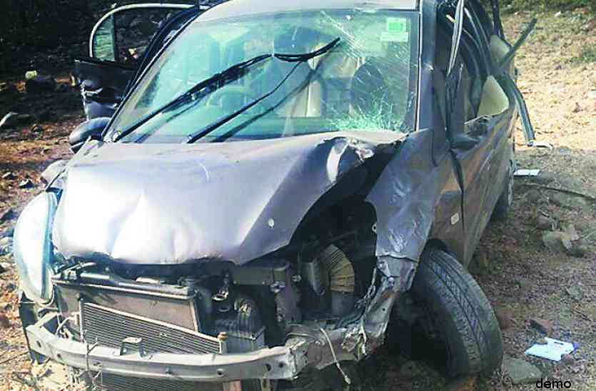accident कार और ट्रक में हुई जोरदार भिड़ंत, शादी से लौट रहे दो युवकों की हुई दर्दनाक मौत, तीन घायल