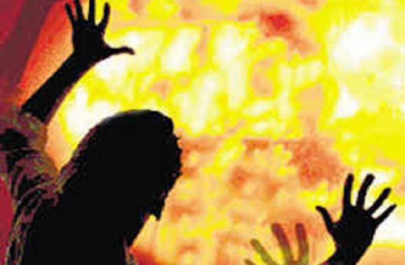 kolkata west bengal प्रेम प्रसंग: छात्रा ने आग लगाकर दी जान