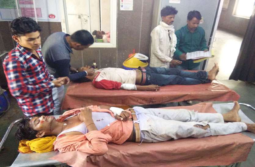 news 10 सवारी की क्षमता वाले मैजिक वाहन में बैठे थे 25 बाराती, अनियंत्रित होकर पलटा वाहन सभी घायल
