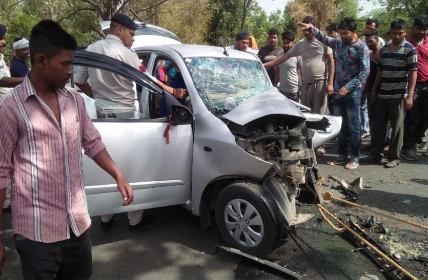 Car accident पेड़ से जा भिड़ी तेज रफ्तार कार, लहूलुहान हालत में भीतर फंसे 2 युवक कराहते रहे डेढ़ घंटे, फिर...