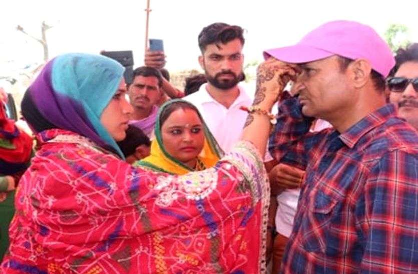 राजस्थान के चूरू में एक बिन मां की बेटी की शादी में सोशल मीडिया वाले 50 भाई भात लेकर पहुंचे। इनमें राजस्थानी के मशहूर कॉमेडियन मुरारी लाल पारीक गोगासर भी शामिल हुए। बिन मां की बेटी की शादी में भात लेकर पहुंचे सोशल मीडिया वाले भाई, कॉमेडियन मुरारी भी आए