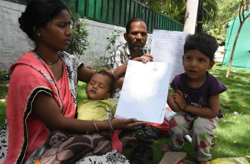 help on helpless बंगले के बाहर 5 घंटे से इंतजार करता रहा परिवार, सीएम और शिवराज ने नहीं की कोई मदद