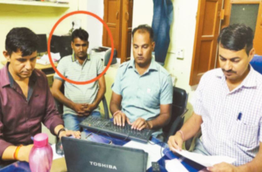 bribe पुलिस ने किया शर्मसार, ऐसे काम के लिए 1 लाख 46 हजार की घूस लेते कांस्टेबल रंगे हाथ गिरफ्तार, हर माह 40 लाख वसूली की बात कबूली