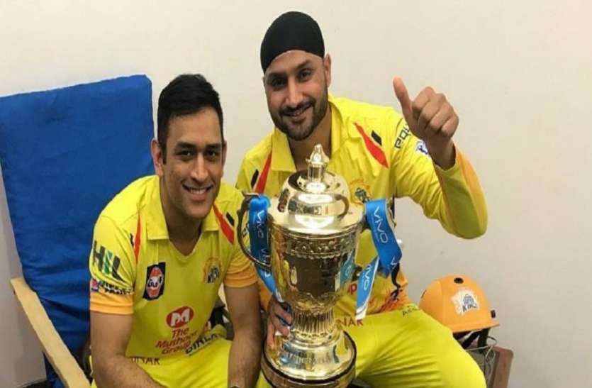Dhoni and Harbhajan Singh हरभजन सिंह की टीम मैनेजमेंट को सलाह, माही भाई को मिले खुलकर खेलने की छूट