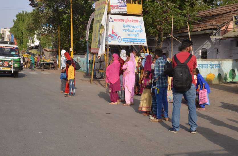 dewas बसें हुई बंद तो मैजिक से ले जाने लगे सवारी इंदौर