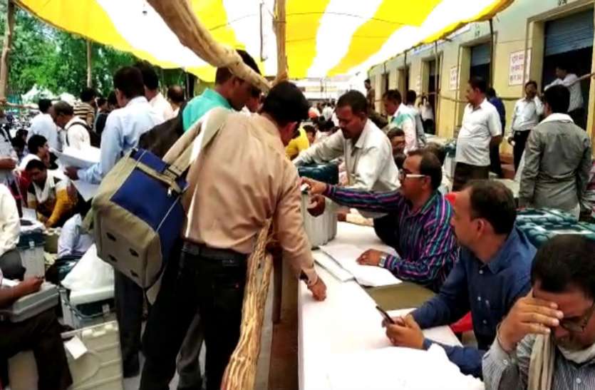 EVM 438 स्थानों पर चार लाख से अधिक वोटर आज लिख रहे हैं 12 प्रत्याशियों की तकदीर